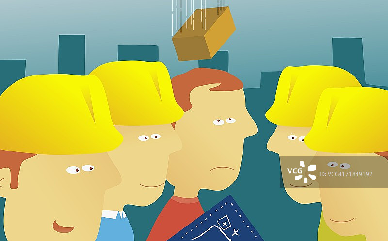 砖头砸到建筑师的头上，旁边有四个戴着安全帽的年轻人图片素材