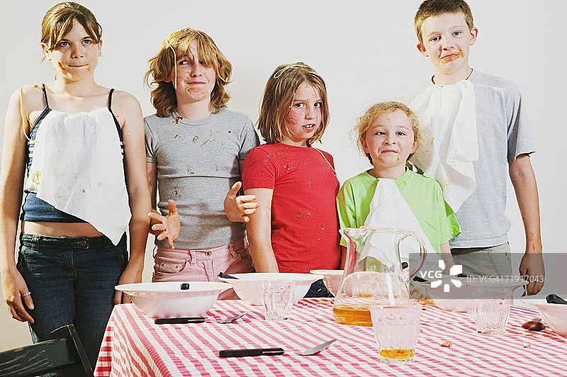 看起来内疚的凌乱儿童图片素材