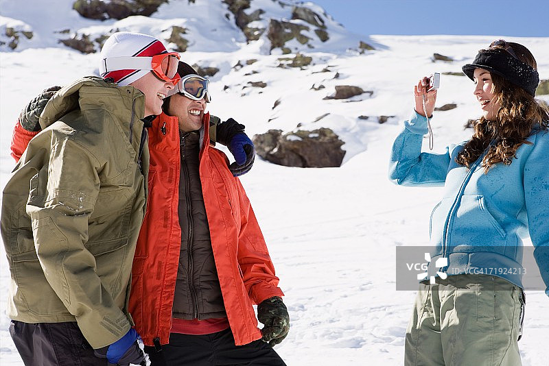 女人拍摄滑雪者图片素材