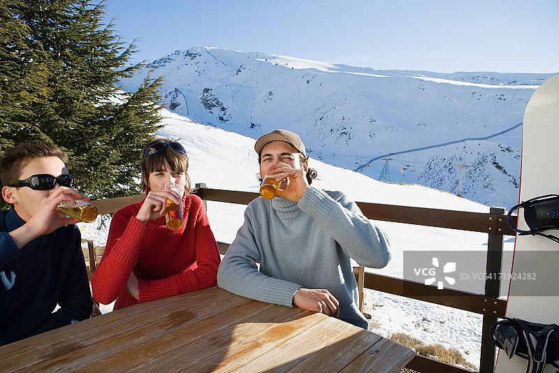 单板滑雪者正在喝饮料图片素材