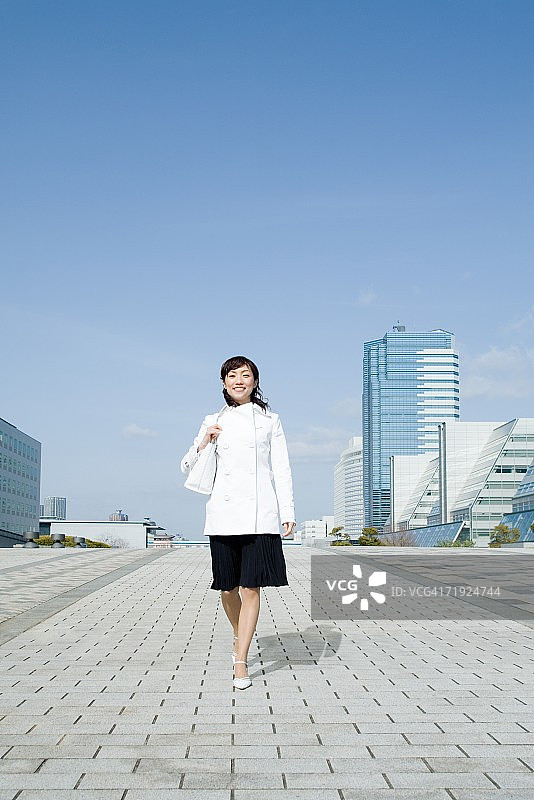 办公楼宇之间的时尚女人图片素材