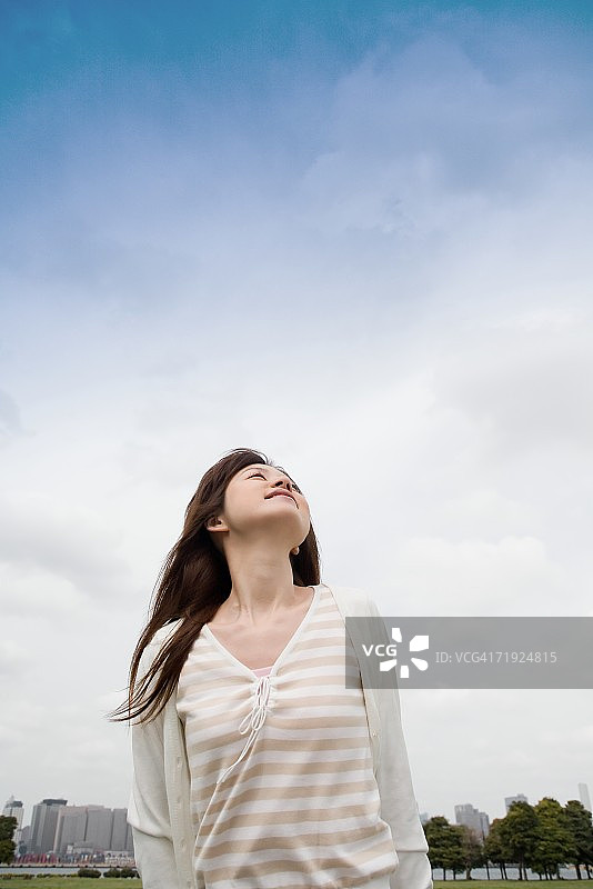 年轻女子抬起头图片素材