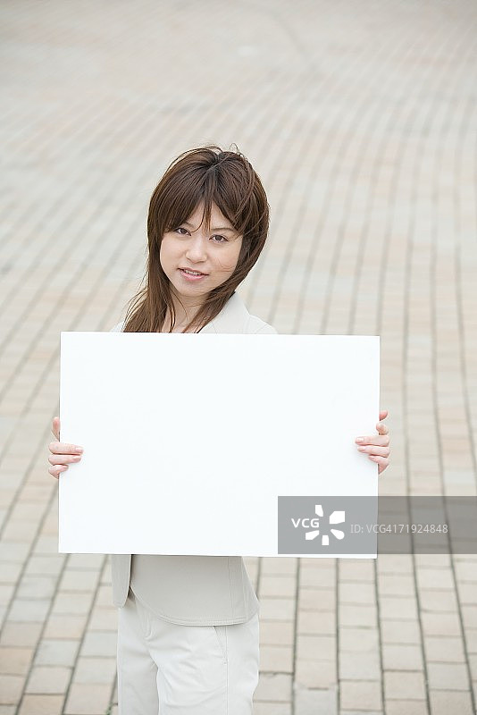 拿着空白标牌的女人图片素材
