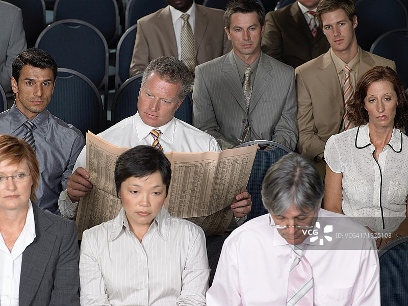 商务人士在演示过程中阅读图片素材