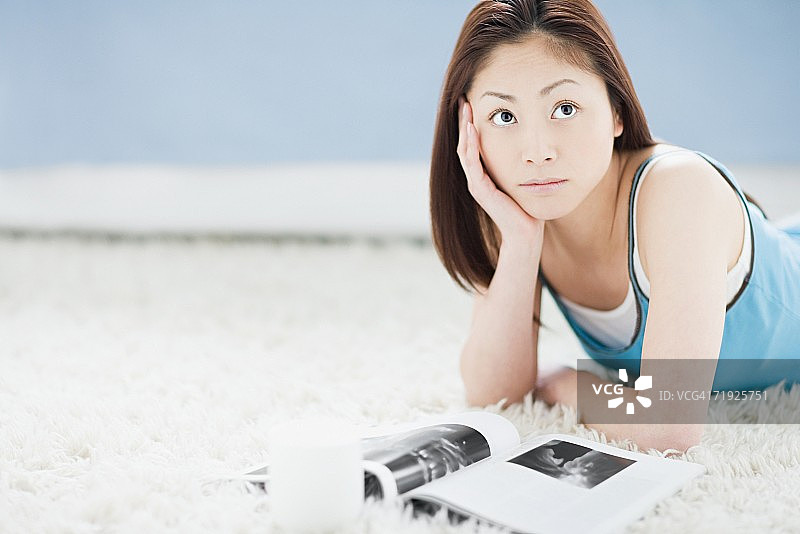 女人在阅读图片素材