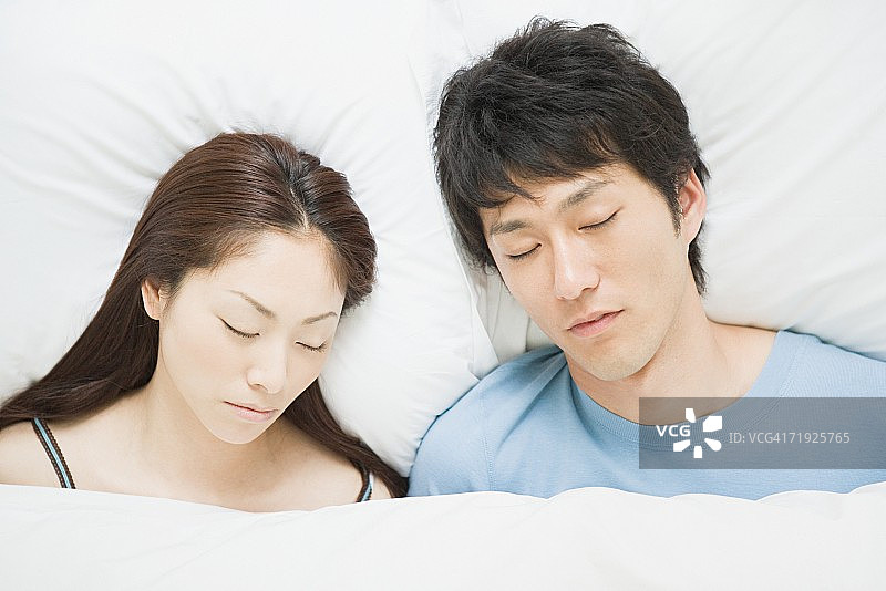 情侣在床上睡觉图片素材
