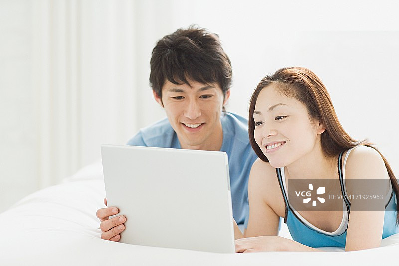 情侣正在看笔记本电脑图片素材