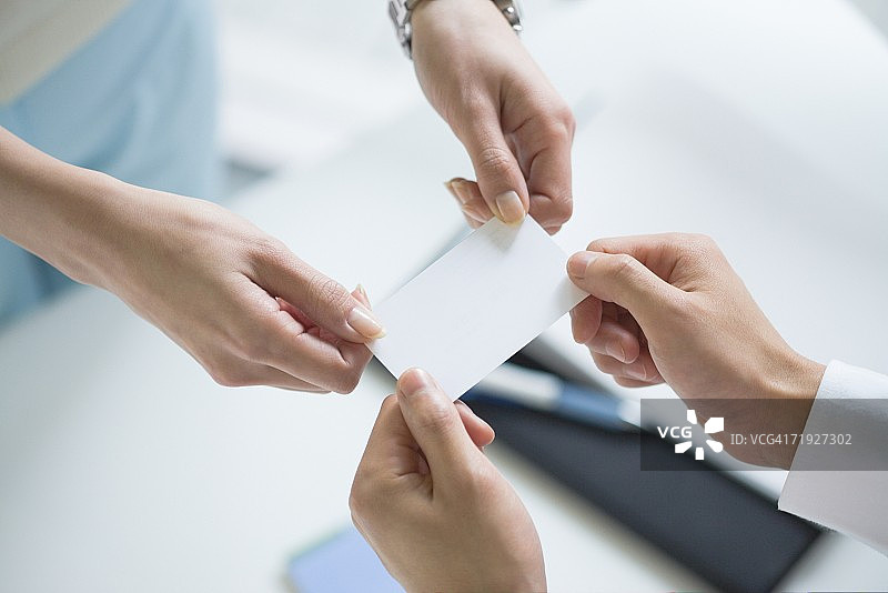 同事们互相交换名片图片素材