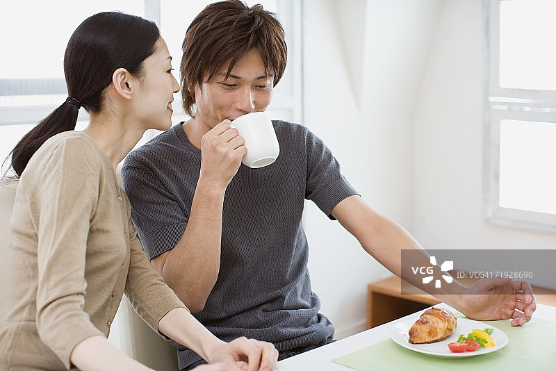 夫妇吃早餐图片素材