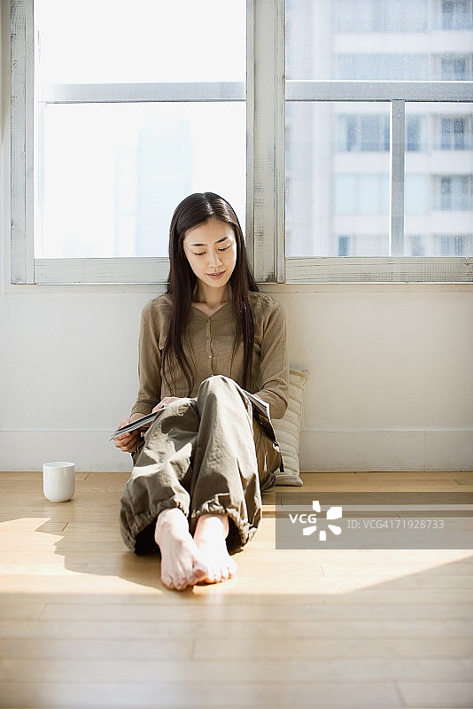 女人在阅读杂志图片素材