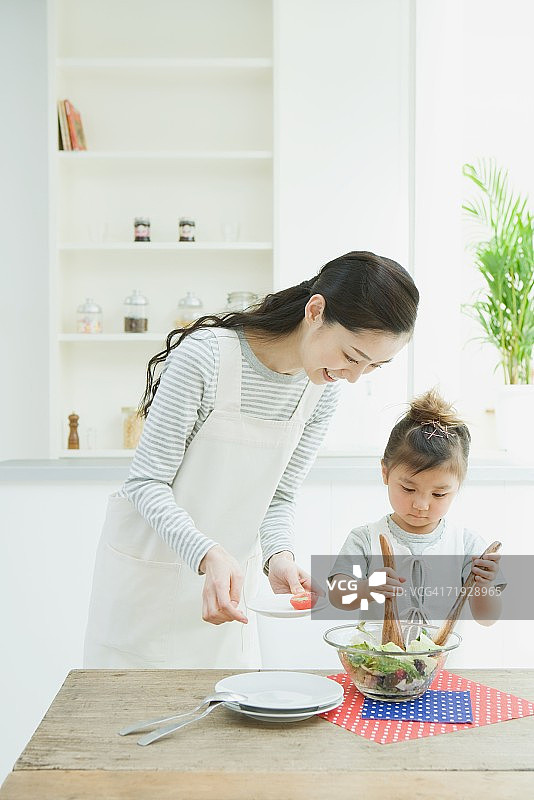 母亲和女儿准备沙拉图片素材