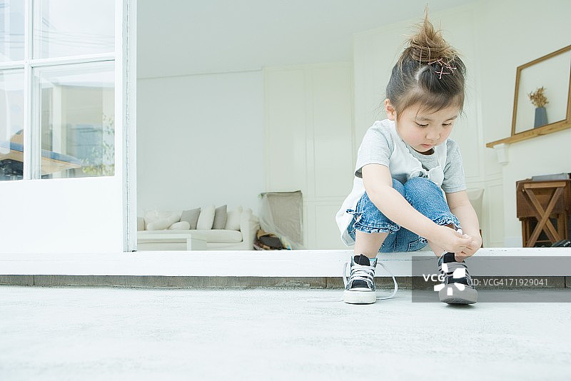 女孩学习系鞋带图片素材