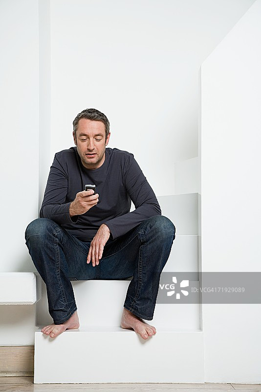 男人看着手机图片素材