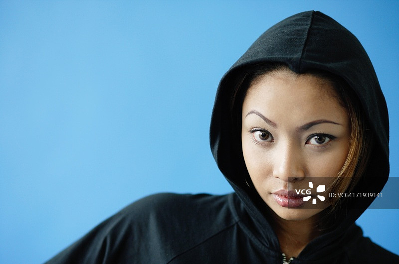 穿着连帽衬衫的女人图片素材