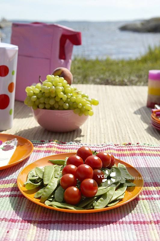 野餐布上的蔬菜和水果图片素材