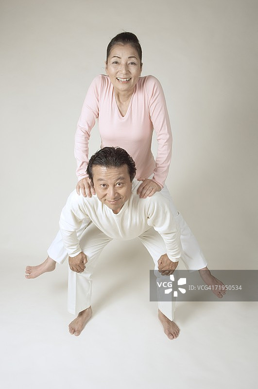 年长的男人背着中年妇女图片素材
