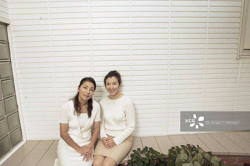 中年妇女坐在户外图片素材