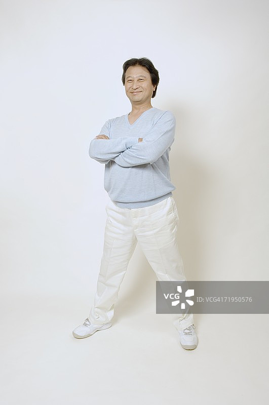 年长的男人双手交叉站立图片素材