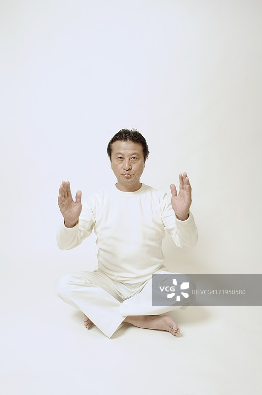 坐在地板上的中年男人图片素材