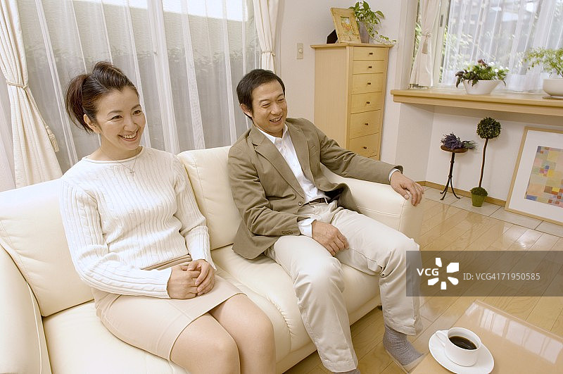 中年夫妇坐在沙发上图片素材