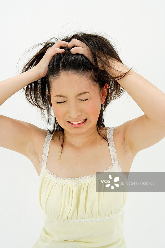 年轻女子挠头图片素材