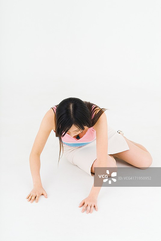 年轻女子跪在地板上图片素材