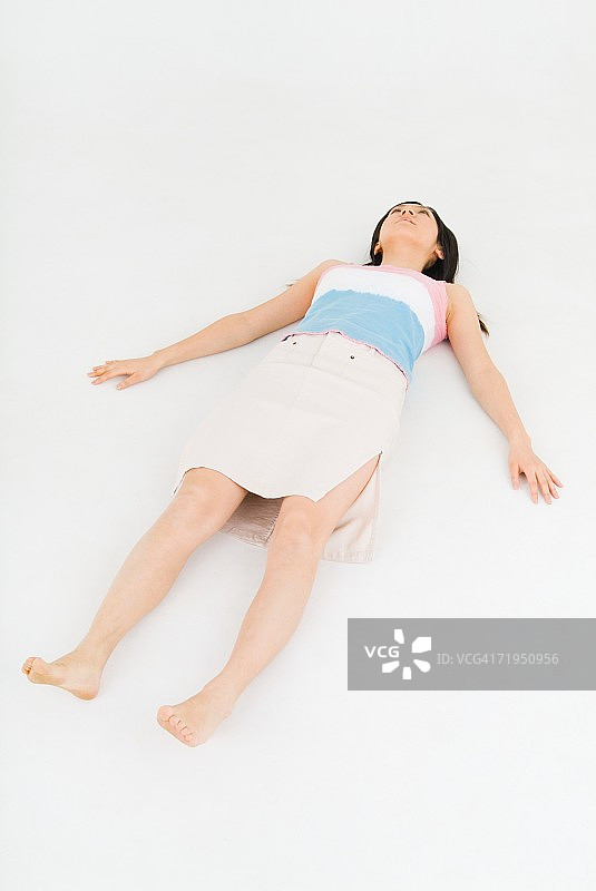 年轻女人躺下图片素材