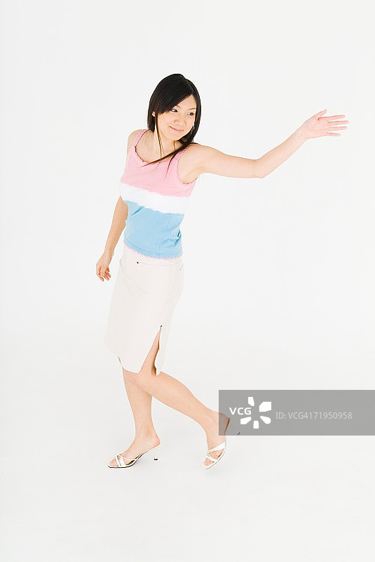 挥手行走的年轻女人图片素材