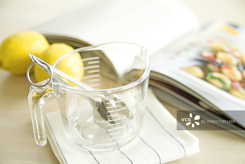 厨房里的量杯图片素材