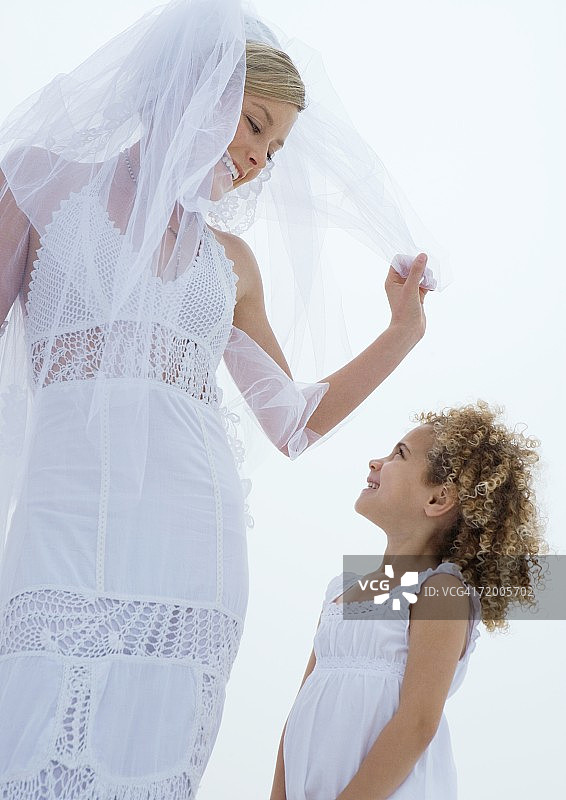 新娘俯视着花童图片素材