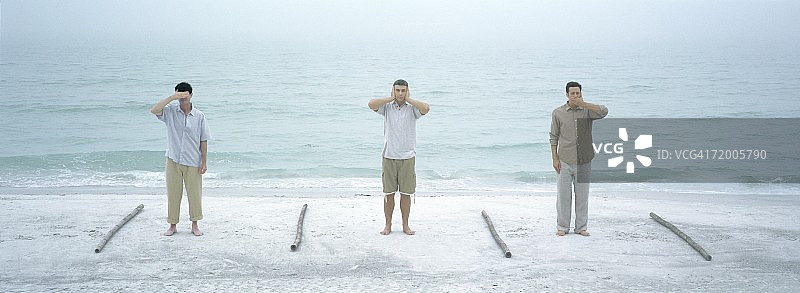 三个男人在海滩上表演“不听、不说、不看”图片素材