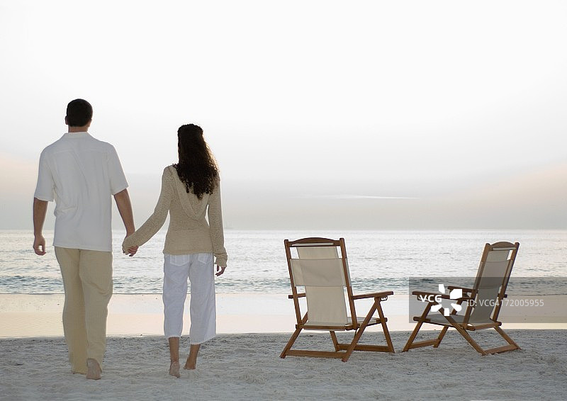 站在海滩上欣赏风景的新婚夫妇图片素材