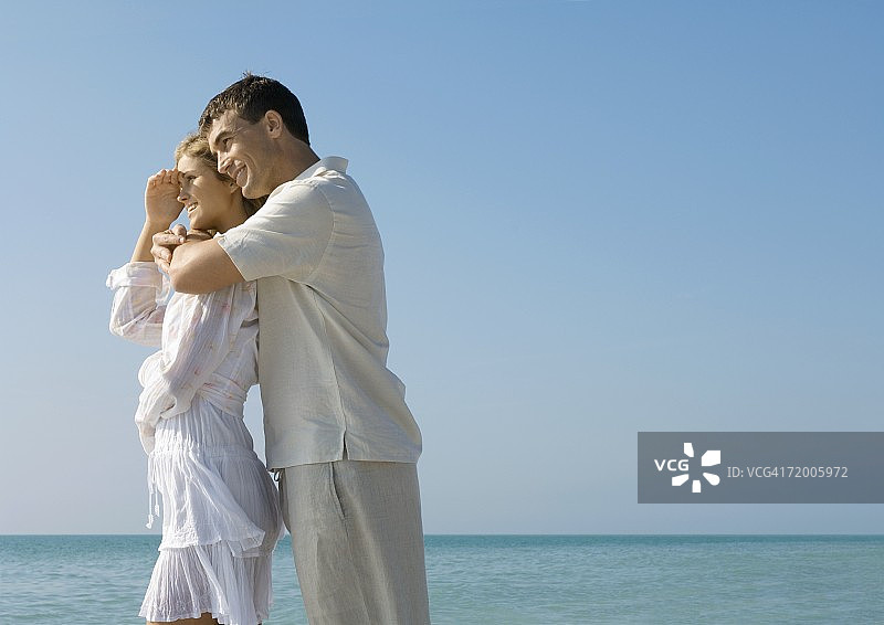 男人在海滩上拥抱女人图片素材