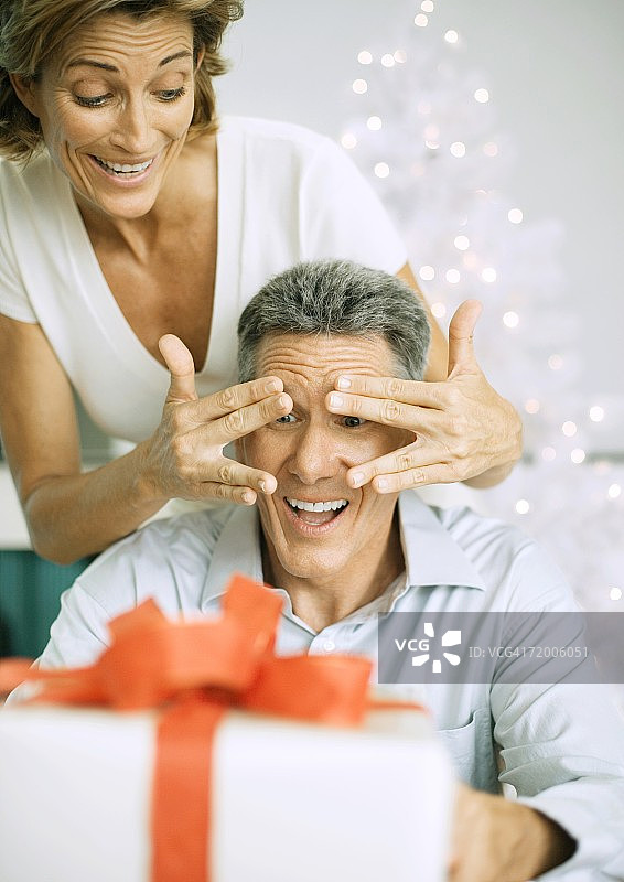 妻子给丈夫一个惊喜的圣诞礼物图片素材