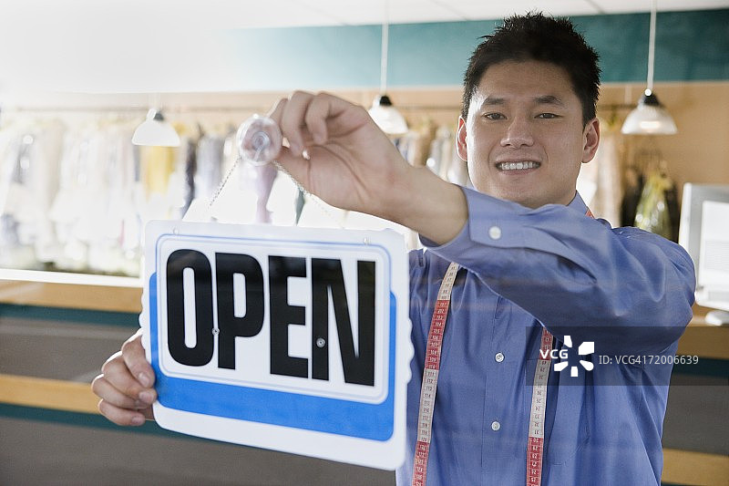 位于美国华盛顿州埃德蒙兹的亚洲干洗店挂出营业标志图片素材