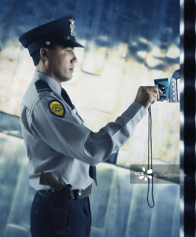男保安刷卡图片素材