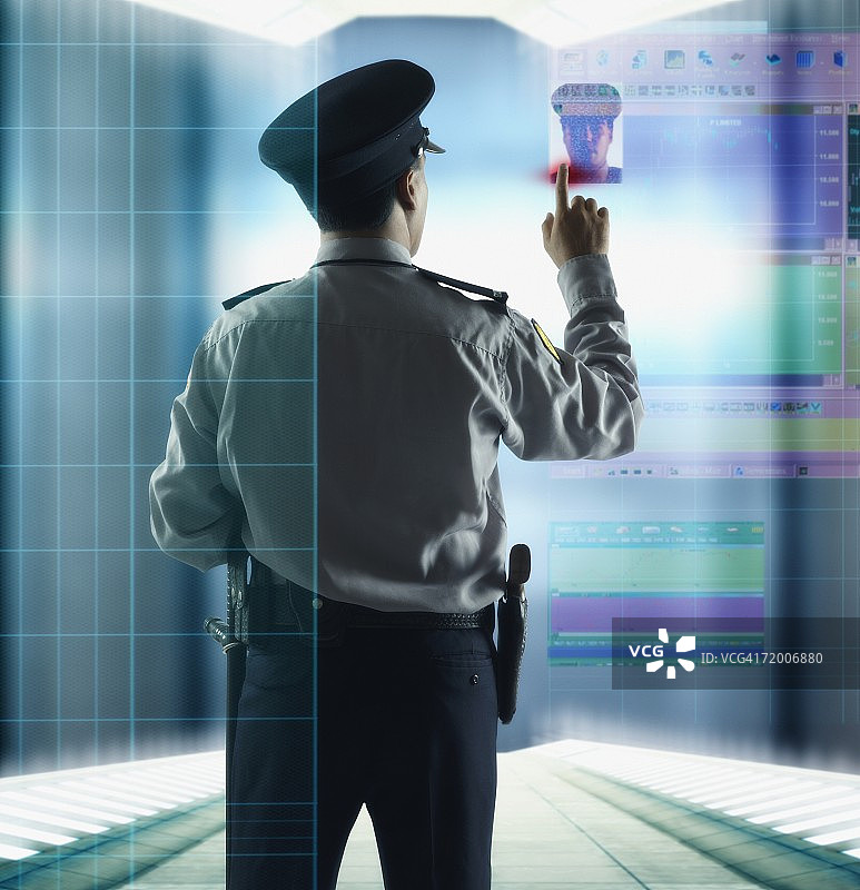 使用触摸屏的男保安图片素材