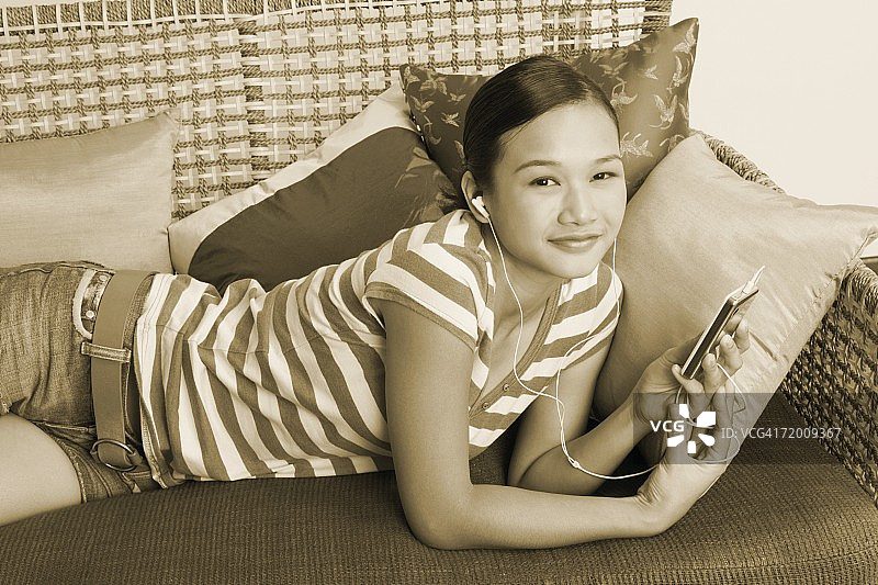 听MP3的年轻女子肖像图片素材