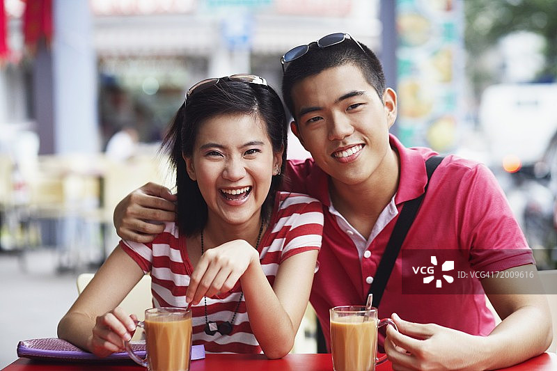 年轻情侣在咖啡馆的肖像图片素材
