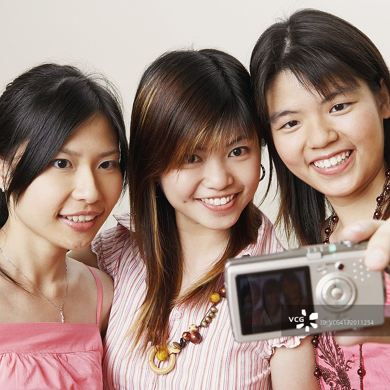 三名年轻女子自拍特写图片素材