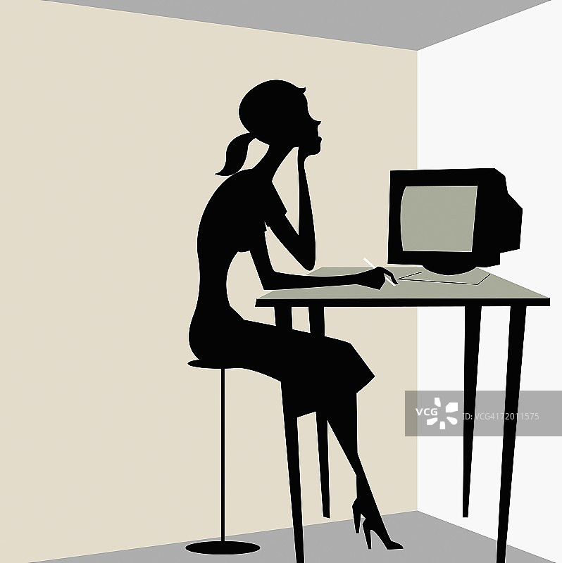 年轻女人坐在电脑显示器前的侧面轮廓图片素材