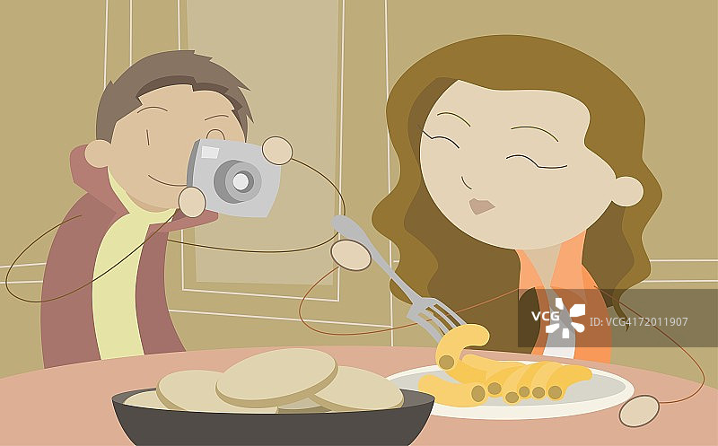 男人拍摄年轻女人吃东西图片素材