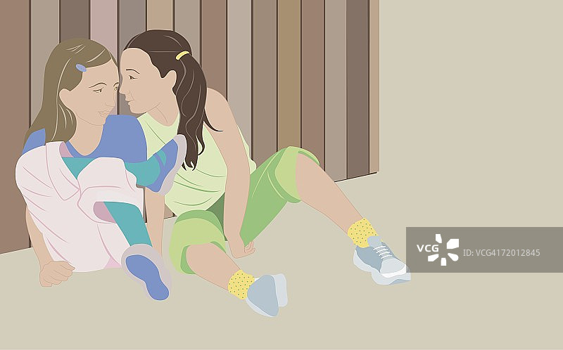 两个女孩窃窃私语的特写图片素材