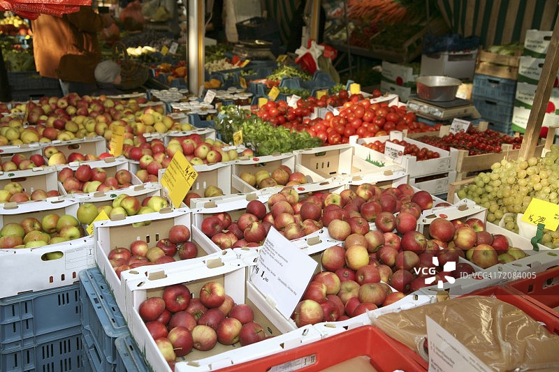市场上出售的什锦水果和蔬菜图片素材