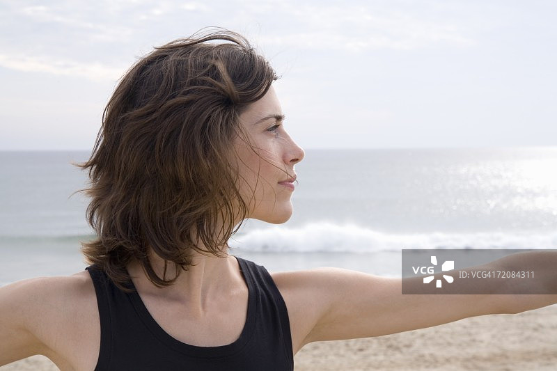 女人在沙滩上练瑜伽图片素材