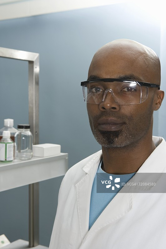 戴防护眼镜的技术员或科学家图片素材