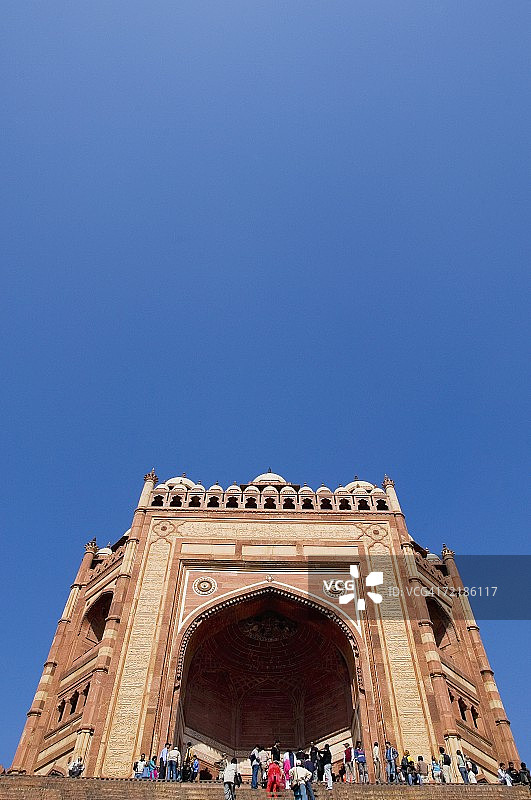 游客站在印度北方邦法泰赫布尔西格里的布兰德达瓦扎建筑前图片素材