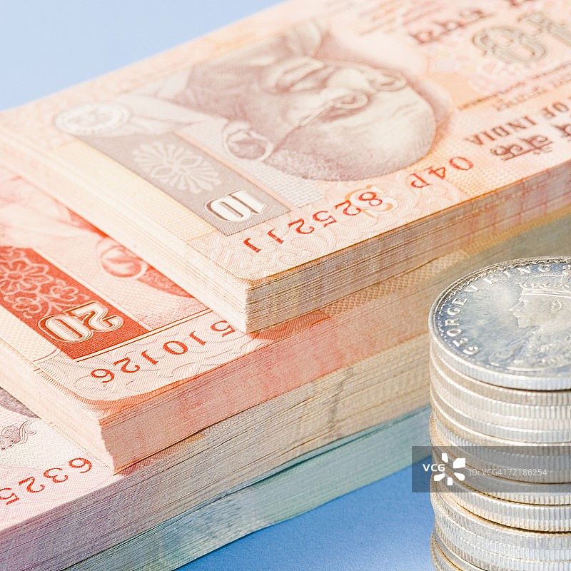 印度纸币与银币堆特写图片素材