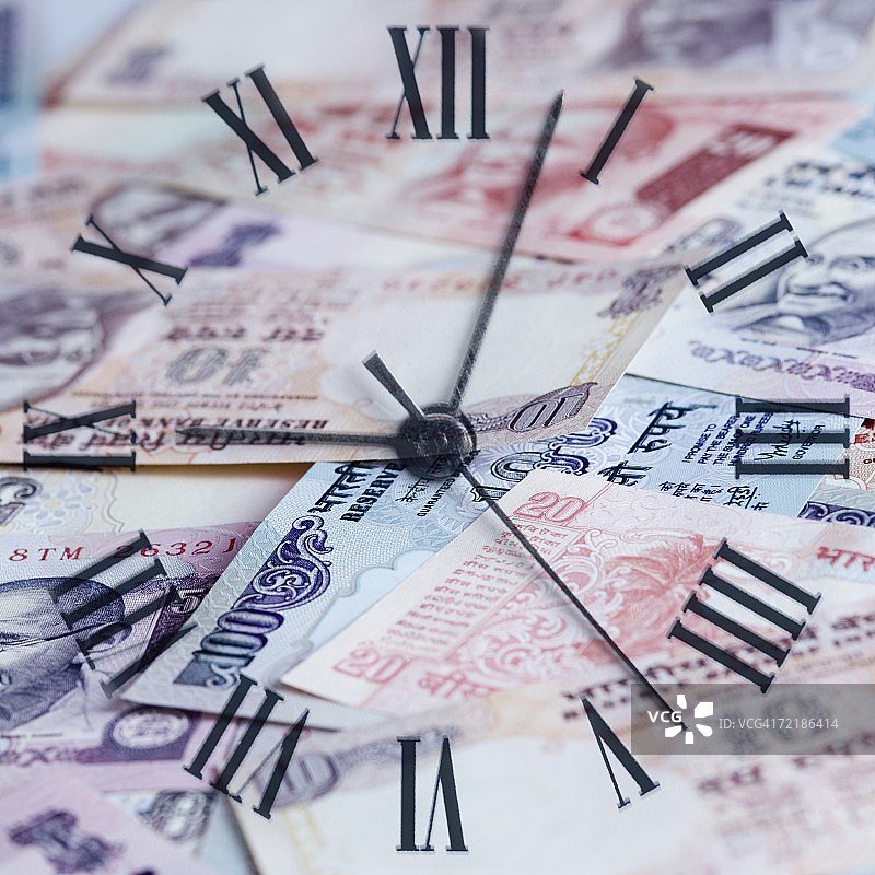 印度纸币上的时钟俯视图图片素材