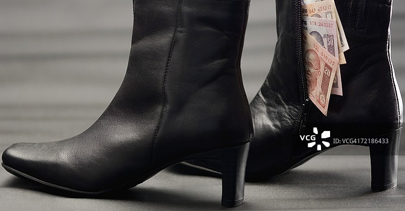 靴子里的不同面额印度钞票特写图片素材